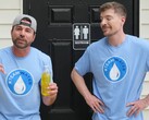 Mark Rober áll MrBeast mellett egy doboz vizelettel (Kép forrása: MrBeast; kivágott screenshot)