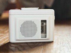 A Maxell MXCP-P100S kazettalejátszó lehetővé teszi a tulajdonosok számára, hogy a beépített hangszóróknak köszönhetően bárhol fejhallgató nélkül élvezhessék zenéjüket. (Kép forrása: Maxell)