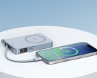 Az Ugreen MagFlow Qi2 25W mágneses Power Bank (a képen) megérkezett az Egyesült Államokba és az Egyesült Királyságba. (Kép forrása: Ugreen)