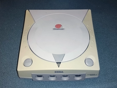 Egy megsárgult Sega Dreamcast konzol képe (kép forrása: Tech Tangents YT)