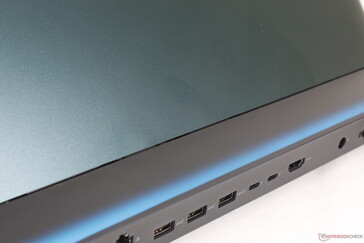 Az Alienware 18 nagyon nehéz súlyáért és nagy méretéért a hátsó hűtőfedélzet a felelős