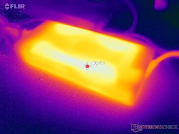 A hálózati adapter 48 C fölé emelkedik igényes terheléseknél