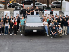 A Cybertruck a Tesla első 500 kW-os V4 Supercharger állomásán. (Kép forrása: Tesla)