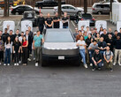 A Cybertruck a Tesla első 500 kW-os V4 Supercharger állomásán. (Kép forrása: Tesla)
