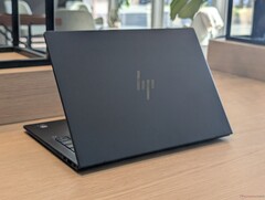 A nagyobb akkumulátor, az alacsonyabb felbontású 60 Hz-es IPS-kijelző és az energiatakarékos Lunar Lake CPU mind hozzájárulnak az akkumulátor élettartamának észrevehető mértékű meghosszabbításához (Kép forrása: Notebookcheck)