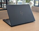 A nagyobb akkumulátor, az alacsonyabb felbontású 60 Hz-es IPS-kijelző és az energiatakarékos Lunar Lake CPU mind hozzájárulnak az akkumulátor élettartamának észrevehető mértékű meghosszabbításához (Kép forrása: Notebookcheck)