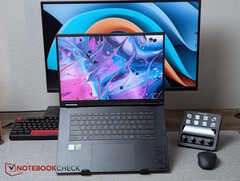 Gigabyte Gaming A16 Pro a Stream Deck+ mellett