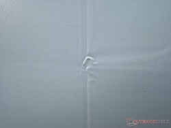 A PVC-lapon az összehajtás miatt enyhe gyűrődések láthatók.