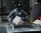 Az élő közvetítésből készült képernyőképen az AI 03 ábra látható, amint a csomagokat szortírozza.