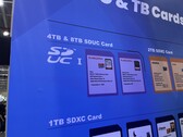 Világos táblák az SD Egyesület standjánál: SanDisk SDUC kártyák hamarosan érkeznek.