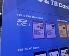 Világos táblák az SD Egyesület standjánál: SanDisk SDUC kártyák hamarosan érkeznek.