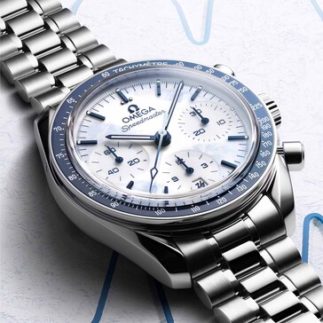 Az Omega Speedmaster Milano Cortina 2026 egy szálcsiszolt acél szíjjal rendelkezik, amely az Omega kényelem-kioldó rendszerével van felszerelve (Kép forrása: Omega)