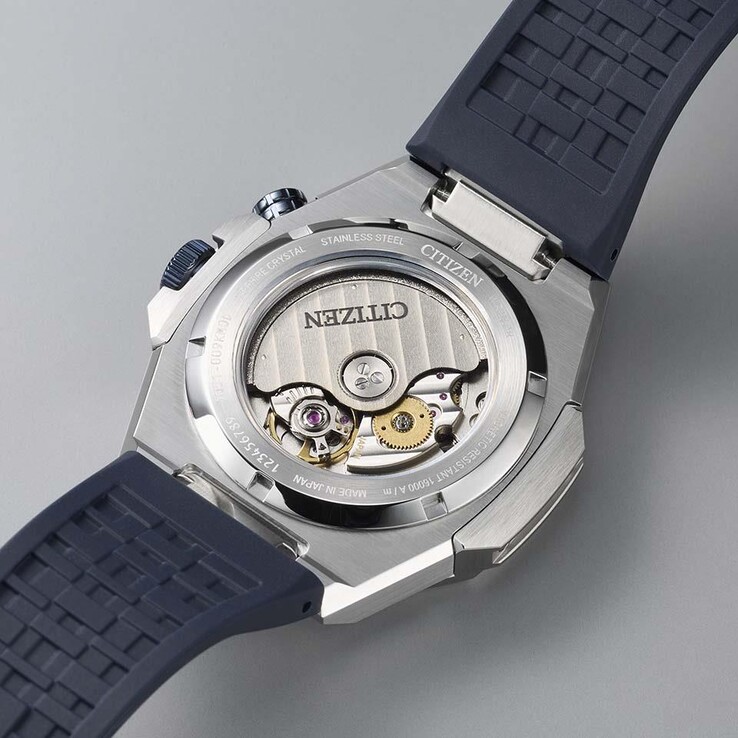 A Citizen Caliber 9051 automata óramű az átlátszó hátlapon keresztül látható.