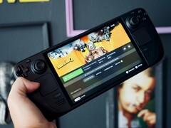 Egy kéz tart egy Steam Deck OLED-et (Kép forrása: Georgiy Lyamin via Unsplash; kivágva)