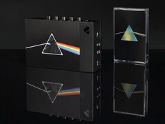 A We Are Rewind x Pink Floyd gyűjtői box szett tartalmaz egy limitált kiadású kazettás magnót és a The Dark Side of the Moon 50. évfordulós kiadását.