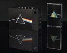 A We Are Rewind x Pink Floyd gyűjtői box szett tartalmaz egy limitált kiadású kazettás magnót és a The Dark Side of the Moon 50. évfordulós kiadását.