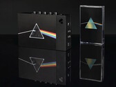 A We Are Rewind x Pink Floyd gyűjtői box szett tartalmaz egy limitált kiadású kazettás magnót és a The Dark Side of the Moon 50. évfordulós kiadását.
