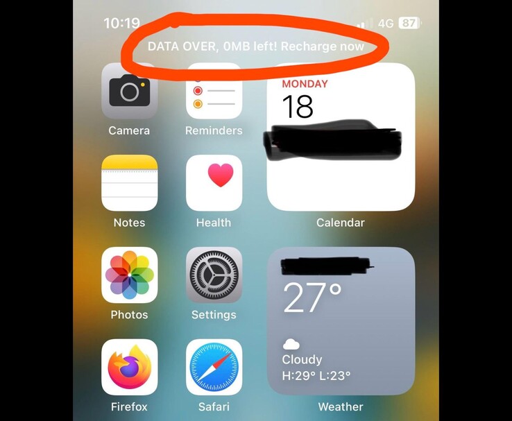 az iPhone kezdőképernyőjén a "DATA OVER, 0MB left!" jelenik meg Feltöltés most" figyelmeztetés (Kép forrása: Reddit/r/ios via u/grmln_rsn)