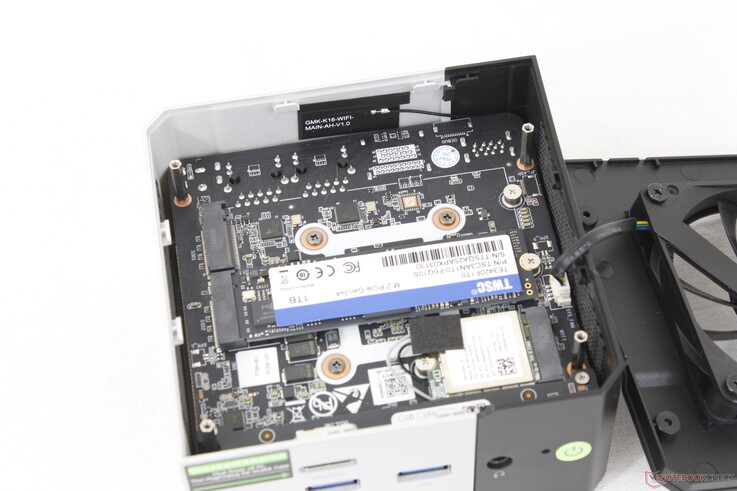 A rendszer támogatja a cserélhető WLAN modult, a nem bővíthető RAM-ot és akár két cserélhető M.2 2280 PCIe4 SSD-t