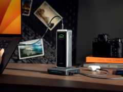 Az új Anker Prime power bank (a képen) intelligens kijelzővel rendelkezik, amely a töltési adatokat és az eszköz állapotát mutatja. (Kép forrása: Anker)