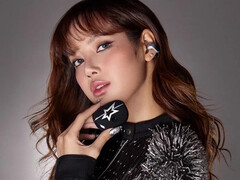 A K-pop sztár LISA a Bose x LISA Ultra Open fülhallgatót viseli, kezében a tokkal. (Kép forrása: Bose)