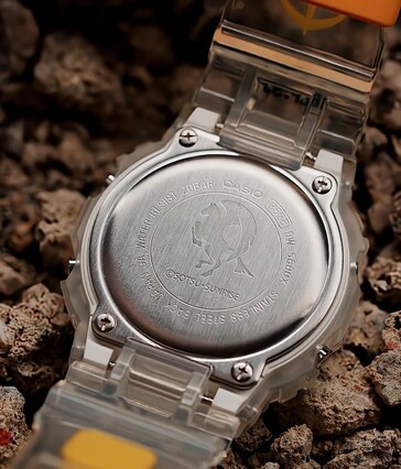 Az átlátszó G-Shock x Mobile Suit Gundam hátsó szögletes nézete, amelyen a White Base flotta Pegasus jelét láthatjuk a hátlapra gravírozva.