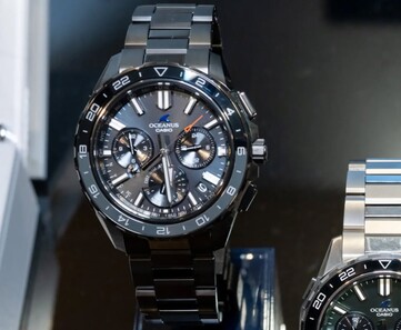 A Casio Oceanus OCW-P3000 fekete karóra elölről látható, DLC-bevonatú tokjával, fekete számlapjával és 24 órás keretével.