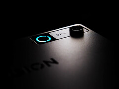 Az Y700 Gen 5 játéktábla iOS eszközösszekapcsolási funkcióval rendelkezik. A képen: egy promóciós kép, amely a táblagép hátlapjának egy részét mutatja.