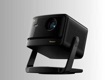 Dangbei DBOX02 Pro 4K projektor előlapja szögben (Kép forrása: Dangbei PR)