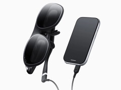 Rokid AR Spatial szemüveg csatlakoztatva a külső vezérlőhöz. (Kép forrása: Rokid)