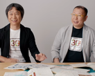 Shigru Miyamoto és Tezuka Takashi a Super Mario Bros. 30. évfordulójára készült pólókban