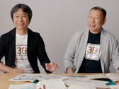 Shigru Miyamoto és Tezuka Takashi a Super Mario Bros. 30. évfordulójára készült pólókban