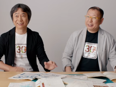 Shigru Miyamoto és Tezuka Takashi a Super Mario Bros. 30. évfordulójára készült pólókban