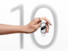 A Smart Band 10 ára 49,99 euró az EU-ban. A képen egy marketingkép; egy kéz, amely a viselhető eszközt tartja, háttérben a &quot;10&quot; felirattal. (Kép forrása: Xiaomi)