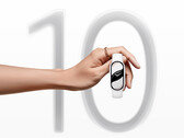 A Smart Band 10 ára 49,99 euró az EU-ban. A képen egy marketingkép; egy kéz, amely a viselhető eszközt tartja, háttérben a "10" felirattal. (Kép forrása: Xiaomi)