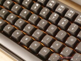 Az RGB háttérvilágítás napfényben alig látható. 