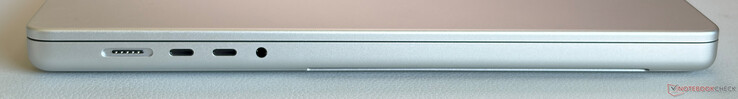 Bal oldalon: MagSafe, 2x USB-C 4.0 Thunderbolt 5-tel (120 Gbps, DisplayPort 2.1, Power Delivery), 3,5 mm-es sztereó csatlakozó