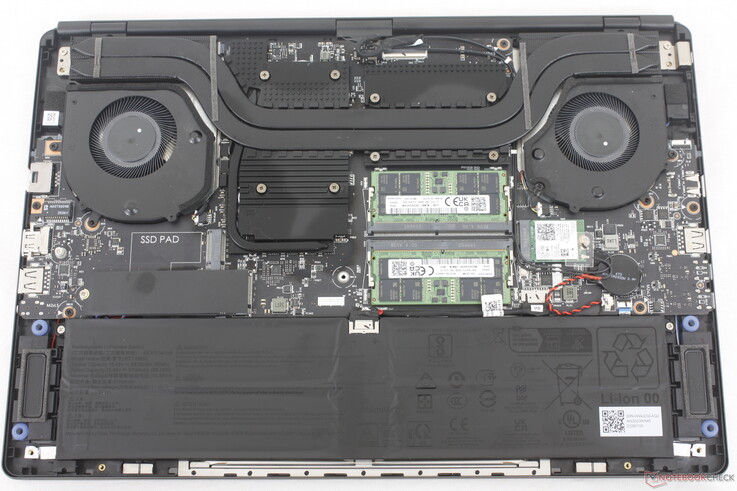 A 2026-os Stealth 16 akár két PCIe4 x4 NVMe 2280 SSD-t és két DDR5 SODIMM modult támogat.