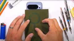 Google Pixel 10 Pro XL: Az első Android zászlóshajó egy nagy gyártótól beépített mágnesekkel, derült ki egy tartóssági tesztből. (Kép forrása: JerryRigEverything)