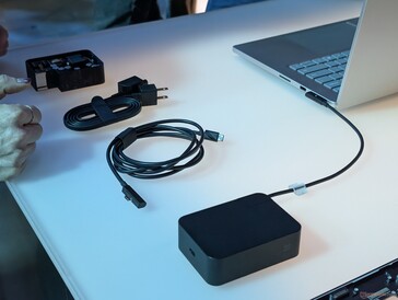 A mágneses USB-C-kábel megfordítható, mivel csak az egyik vége mágneses. A mágneses vége a hálózati adapterhez csatlakoztatható, így más eszközökhöz is használható univerzális USB-C-töltőként