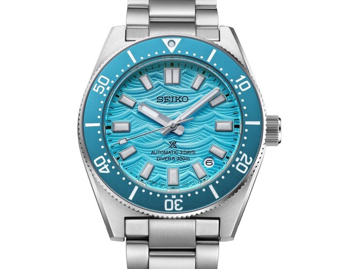 A Prospex 1965 Heritage Diver HBC011 elölnézete, amelyen a Daytime Blue hullámmintás számlap látható.