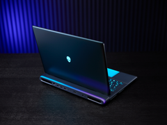 Az Alienware 18 Area-51 gamer laptop, a képen egy asztalon, gyengén megvilágított háttér előtt. (Kép forrása: Dell)