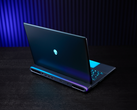 Az Alienware 18 Area-51 gamer laptop, a képen egy asztalon, gyengén megvilágított háttér előtt. (Kép forrása: Dell)