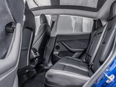 Egy Tesla Model Y hátsó ülése. Az autógyártó több modellben is elérhetővé teszi a gyermek jelenlét-érzékelőt (Kép forrása: MotorTrends)