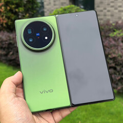 A Vivo X Fold5 a három megjelenési szín egyikében. (Kép forrása: via Shido Tatushiko)
