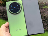 A Vivo X Fold5 a három megjelenési szín egyikében. (Kép forrása: via Shido Tatushiko)
