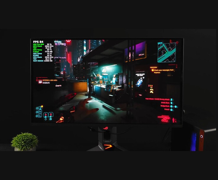 Egy monitor, amelyen az Intel Arc Pro B50 GPU-n futó Cyberpunk 2077 játékmenet látható. (Kép forrása: ETA Prime via YouTube)