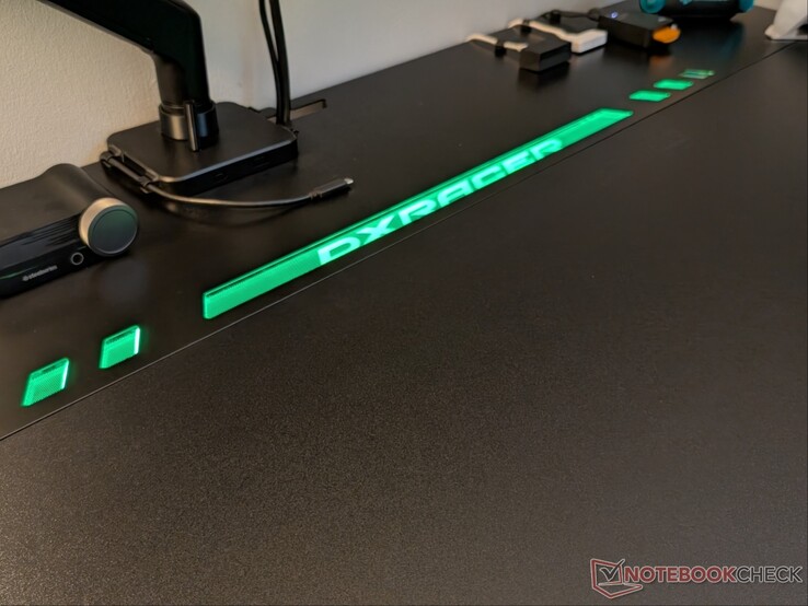 A DXRACER logó az alatta elhelyezett RGB-szalagnak köszönhetően világít.