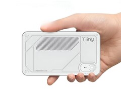 A Tiiny AI Pocket Lab mini PC 80 GB LPDDR5X memóriát és egy 12 magos ARM CPU-t tartalmaz. (Kép forrása: Tiiny AI, szerk.)