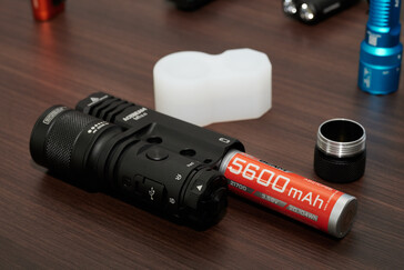 A csomagban megtalálható az Acebeam által néhány hónappal ezelőtt bemutatott új, 5 600 mAh-s akkumulátor.
